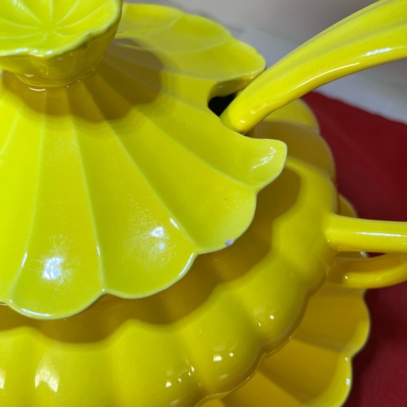 California Pottery - Soup Tureen Set - Vibrant Yellow Glaze - Picture 4 of 6